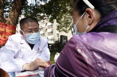 学雷锋精神，听“红巷”党史，送“本草”健康——健康咨询活动纪实