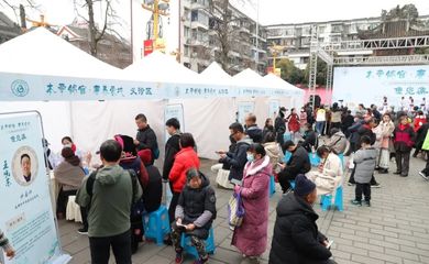 成都中医集市掀起“健康热” 义诊咨询与非遗体验的完美融合